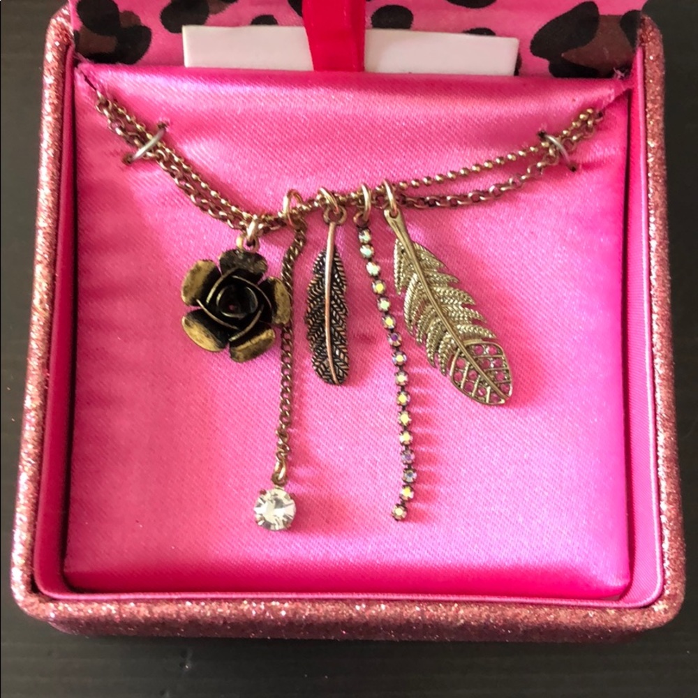 ✨ NWT Betsey Johnson rose and feather necklace
